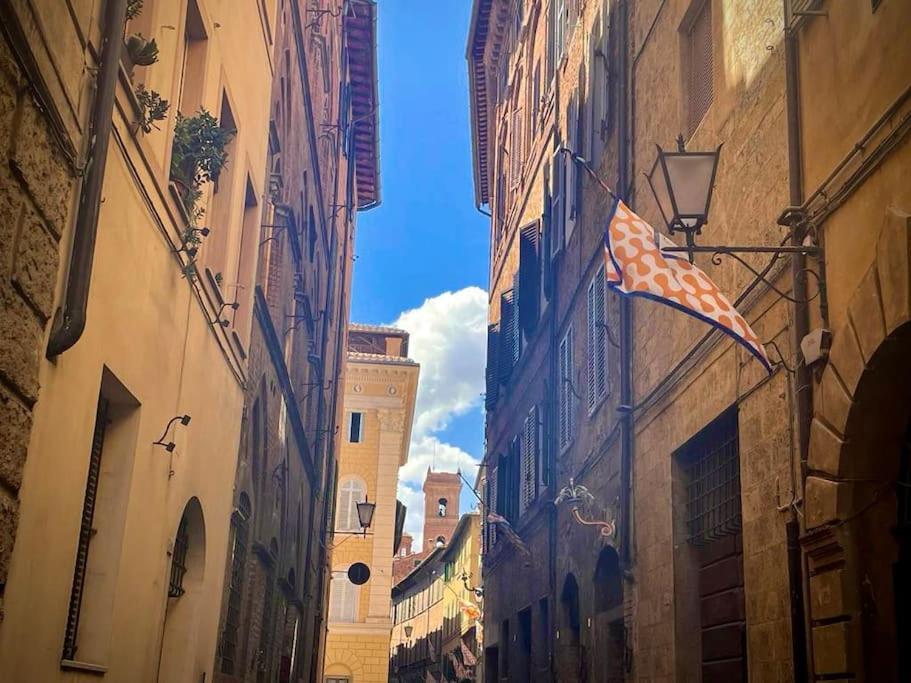 Dimora Con Finestra Sui Tetti Di Siena Apartment Luaran gambar